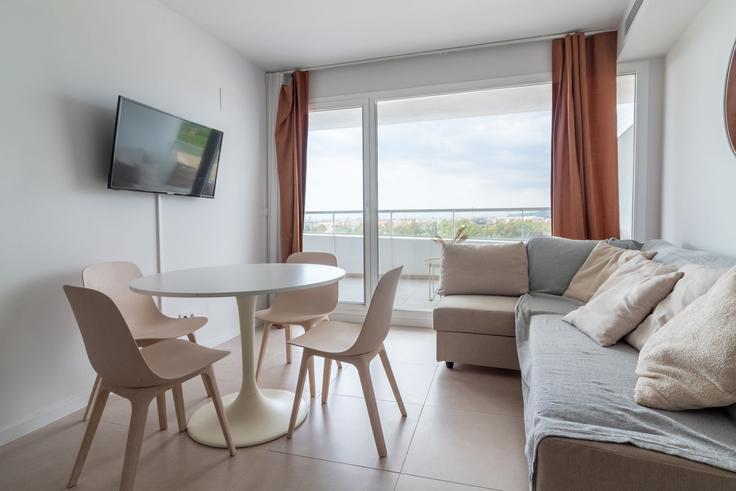 Sala de estar elegantemente projetada com móveis modernos em um apartamento no Building Carrer de la Flor del Taronger - global-vacacional - 1339856 em Canet d'en Berenguer, Canet d'en Berenguer