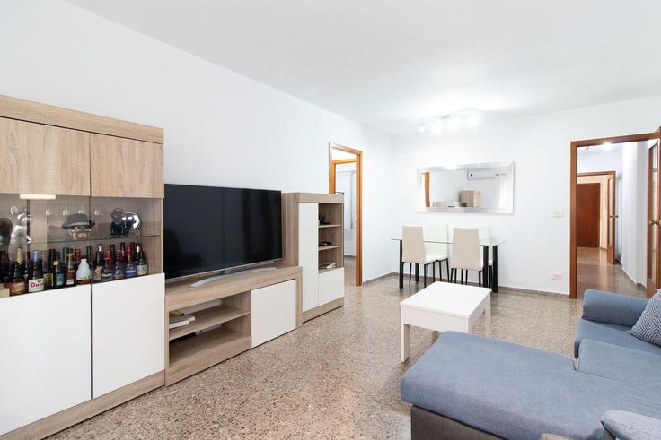 Elegante sala de estar con mobiliario moderno en un apartamento en Building Carrer Clavells - global-vacacional - 1339871 en Port de Sagunt, Port de Sagunt