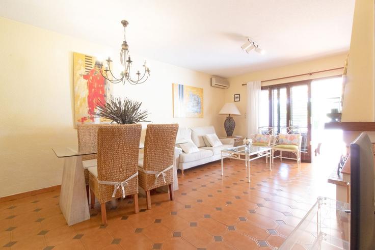 Sala de estar elegantemente projetada com móveis modernos em um apartamento no Building Carrer Flor de Mayo - global-vacacional - 1339783 em Canet d'en Berenguer, Canet d'en Berenguer