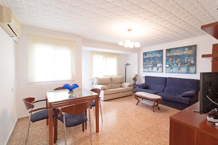 Elegante sala de estar con mobiliario moderno en un apartamento en Building Avinguda del Maestrat - global-vacacional - 1339810 en Port de Sagunt, Port de Sagunt