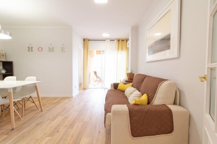 Elegant gestaltetes Wohnzimmer mit moderner Einrichtung in einer Wohnung im Building Carrer Mare Nostrum - global-vacacional - 1339893 in Canet de Berenguer, Canet de Berenguer Elegant gestaltetes Wohnzimmer mit moderner Einrichtung in einer Wohnung im Building Carrer Mare Nostrum - global-vacacional - 1339893 in Canet de Berenguer, Canet de Berenguer
