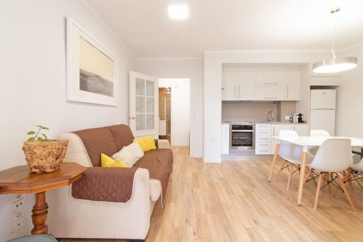 Sala de estar elegantemente projetada com móveis modernos em um apartamento no Building Carrer Mare Nostrum - global-vacacional - 1339893 em Canet de Berenguer, Canet de Berenguer