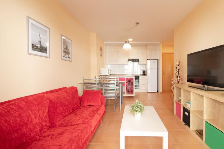 Sala de estar elegantemente projetada com móveis modernos em um apartamento no Building Carrer Joan de Joanes - global-vacacional - 1339872 em Canet d'en Berenguer, Canet d'en Berenguer