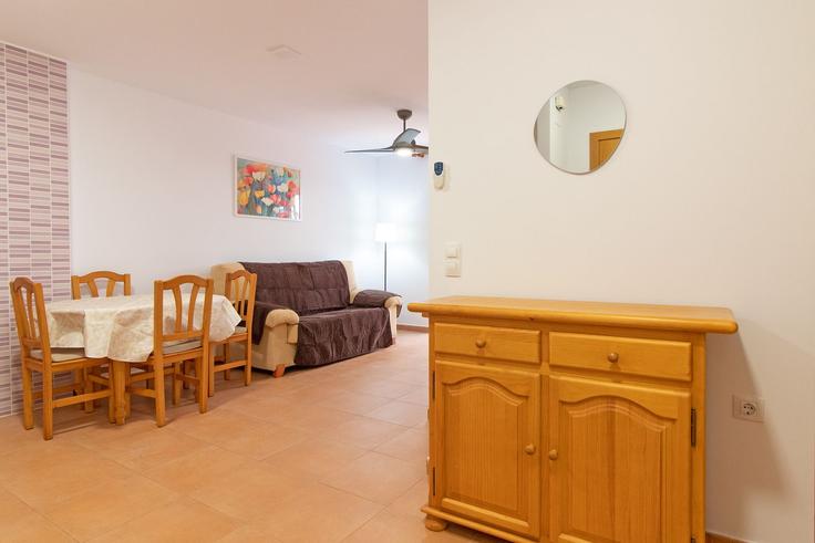 Sala de estar elegantemente projetada com móveis modernos em um apartamento no Building Carrer José Segrelles - global-vacacional - 1339895 em Canet d'en Berenguer, Canet d'en Berenguer