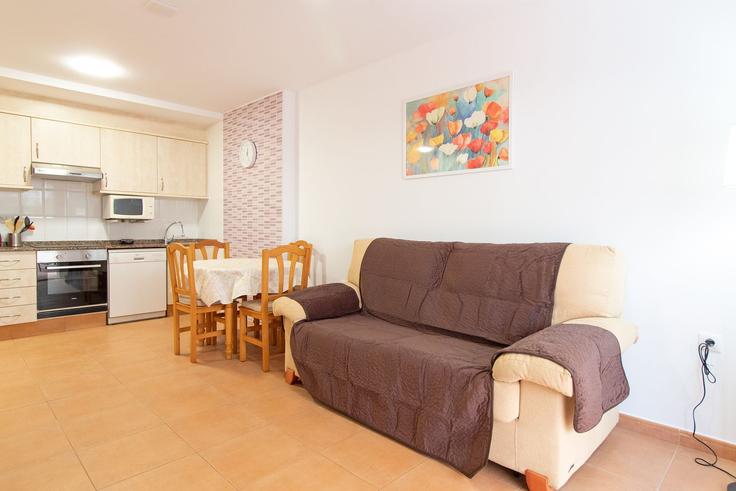 Salle de séjour élégante avec mobilier moderne dans un appartement à Building Carrer José Segrelles - global-vacacional - 1339895 à Canet d'en Berenguer, Canet d'en Berenguer