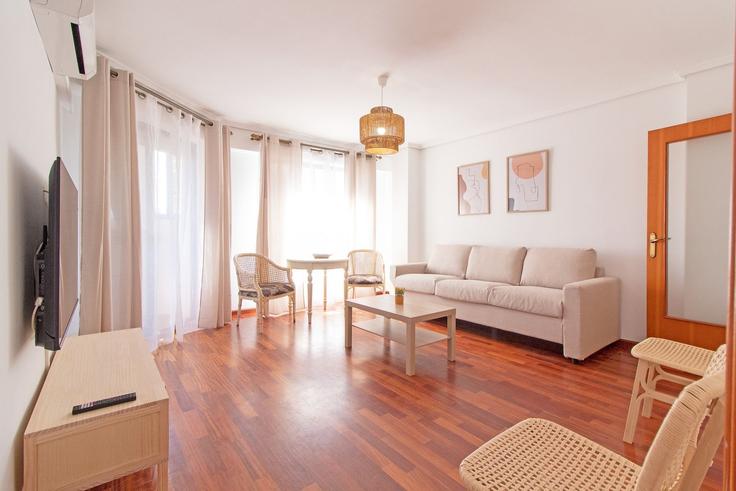 Sala de estar elegantemente projetada com móveis modernos em um apartamento no Building Carrer Illa de Sardenya - global-vacacional - 1339873 em Port de Sagunt, Port de Sagunt