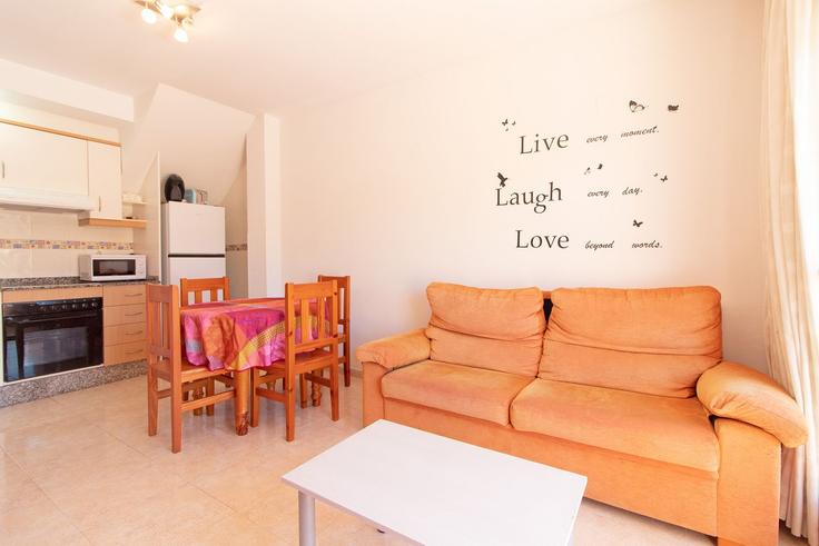 Sala de estar elegantemente projetada com móveis modernos em um apartamento no Building Calle Cañas y Barro - global-vacacional - 1339799 em Canet de Berenguer, Canet de Berenguer
