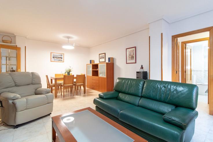 Elegante sala de estar con mobiliario moderno en un apartamento en Building Carrer Illa d'Amboto - global-vacacional - 1339816 en Port de Sagunt, Port de Sagunt