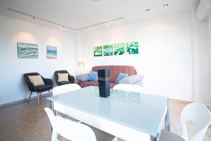 Building Calle Cañas y Barro - global-vacacional - 1339844 adresindeki bir dairede modern mobilyalarla zarif bir şekilde tasarlanmış oturma odası Canet de Berenguer, Canet de Berenguer