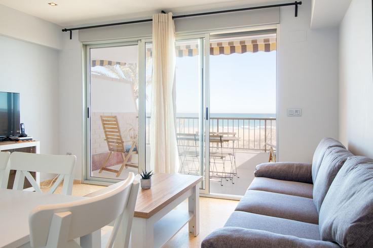 Building Calle Assagador de la Mar - global-vacacional - 1339897 adresindeki bir dairede modern mobilyalarla zarif bir şekilde tasarlanmış oturma odası Canet de Berenguer, Canet de Berenguer