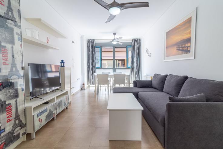 Sala de estar elegantemente projetada com móveis modernos em um apartamento no Building Carrer Riu Túria - global-vacacional - 1339806 em Port de Sagunt, Port de Sagunt