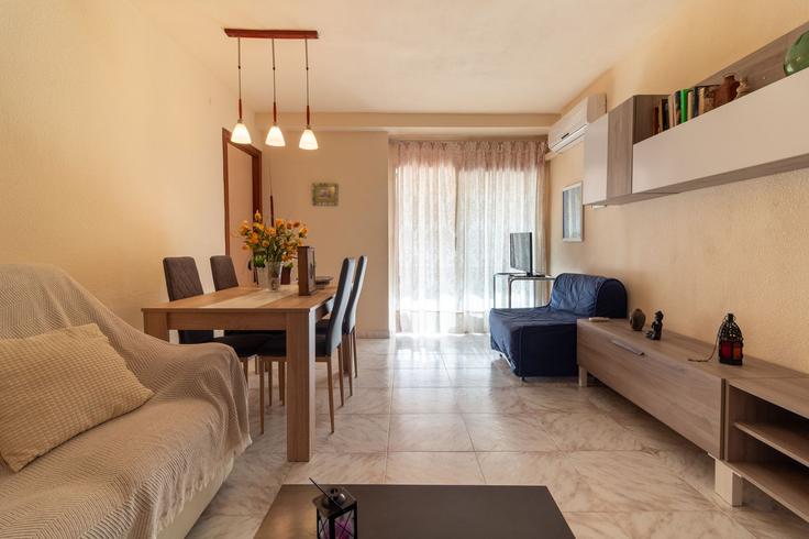 Sala de estar elegantemente projetada com móveis modernos em um apartamento no Building Carrer Mare Nostrum - global-vacacional - 1339807 em Canet de Berenguer, Canet de Berenguer