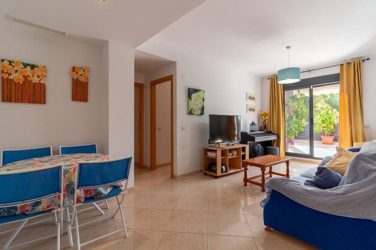 Sala de estar elegantemente projetada com móveis modernos em um apartamento no Building Carrer Jaume Roig - global-vacacional - 1339832 em Canet d'en Berenguer, Canet d'en Berenguer