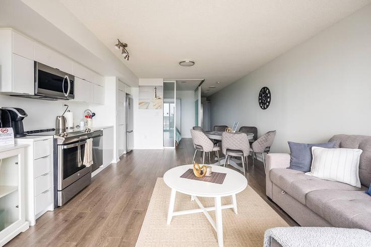 Elegante sala de estar con mobiliario moderno en un apartamento en Building Front Street West - globalstay - 1037035 - TOR en Old Toronto, Toronto Elegante sala de estar con mobiliario moderno en un apartamento en Building Front Street West - globalstay - 1037035 - TOR en Old Toronto, Toronto