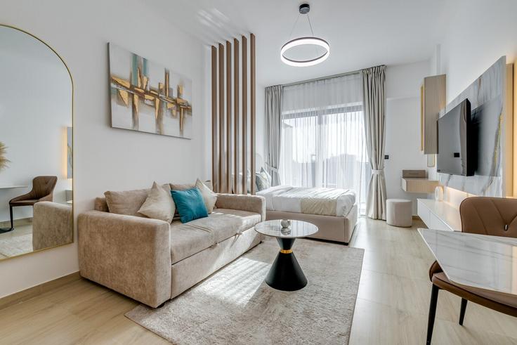 Salle de séjour élégante avec mobilier moderne dans un appartement à Building Street 6 - globalstayinc - 1345989 à Al Thanyah Fourth, Dubai