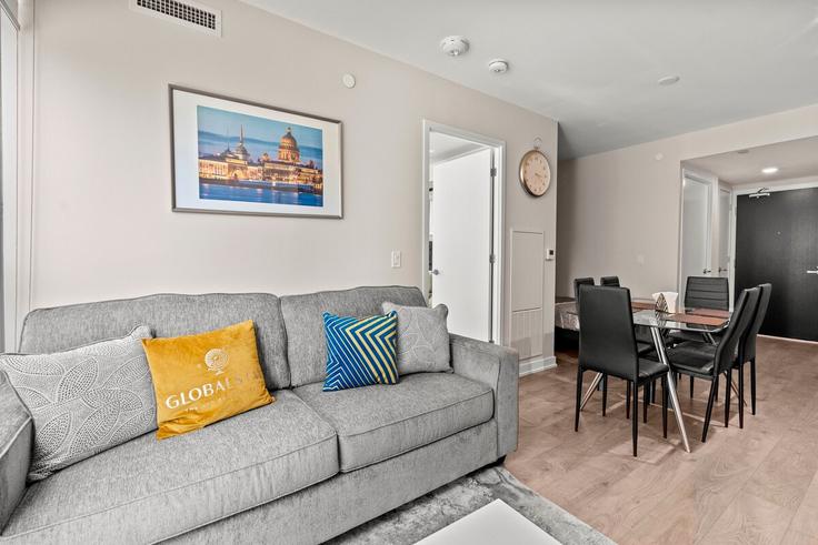 Toronto Old TorontoのBuilding Yonge Street - globalstayinc - 1345772のアパートメントにある、モダンな家具を備えたエレガントなデザインのリビングルーム