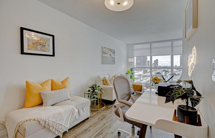 Old Toronto, Toronto에 위치한 Building Yonge Street - globalstayinc - 1497200 유닛의 세련된 인테리어가 돋보이는 거실