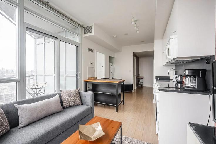 Elegante sala de estar con mobiliario moderno en un apartamento en Building Fort York Boulevard - globalstayinc - 1346011 en Old Toronto, Toronto