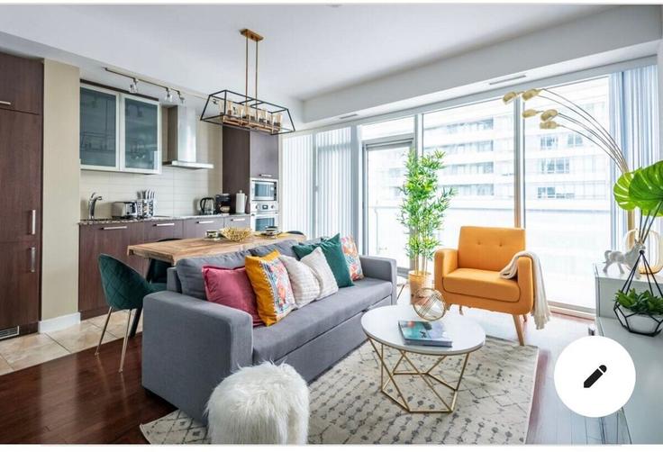 Building Bremner Boulevard - globalstayinc - 1388809 adresindeki bir dairede modern mobilyalarla zarif bir şekilde tasarlanmış oturma odası Old Toronto, Toronto