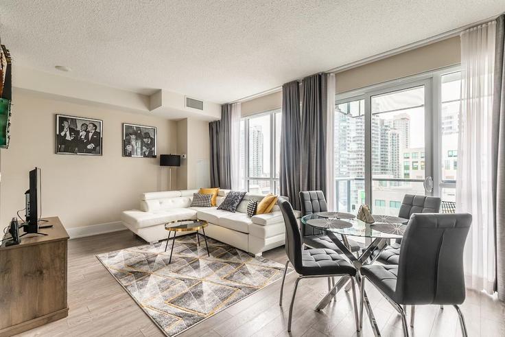 Toronto Old TorontoのBuilding Front Street West - globalstayinc - 1345965のアパートメントにある、モダンな家具を備えたエレガントなデザインのリビングルーム