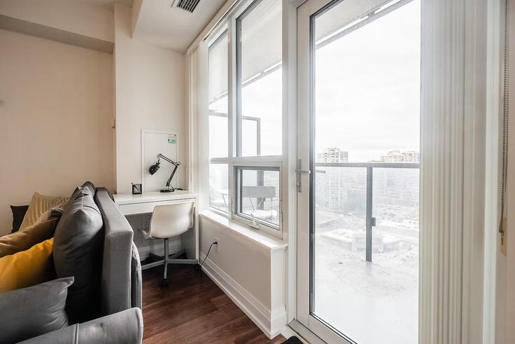 Elegant gestaltetes Wohnzimmer mit moderner Einrichtung in einer Wohnung im Building Yonge Street - globalstayinc - 1471352 in North York, Toronto