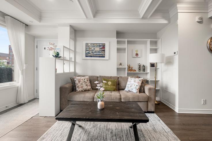 Salle de séjour élégante avec mobilier moderne dans un appartement à Building Long Branch Avenue - globalstayinc - 1345881 à Etobicoke, Toronto