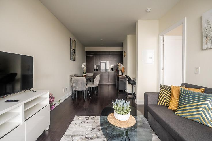 Elegant gestaltetes Wohnzimmer mit moderner Einrichtung in einer Wohnung im Building Bales Avenue - globalstayinc - 1345975 in North York, Toronto