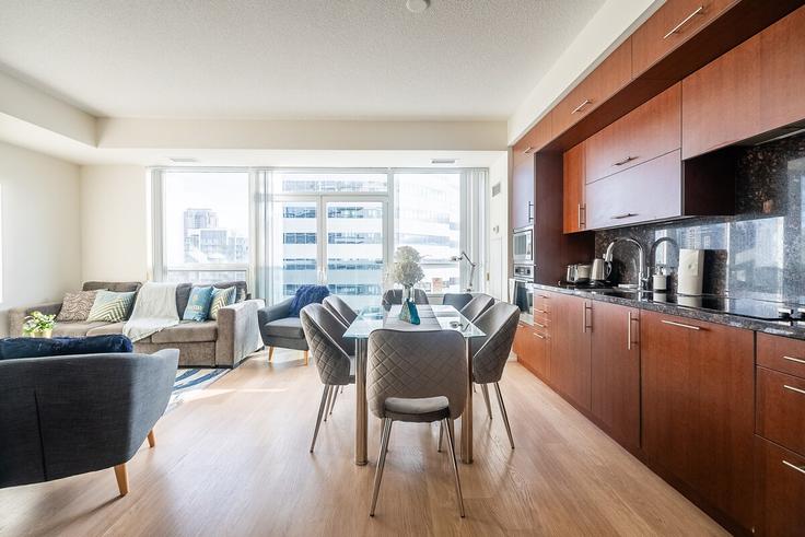 Sala de estar elegantemente projetada com móveis modernos em um apartamento no Building Sheppard Avenue East - globalstayinc - 1345796 em North York, Toronto