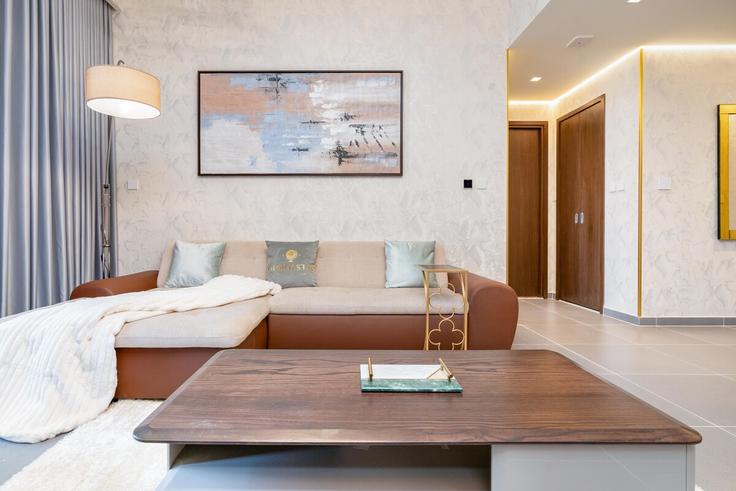 Elegante sala de estar con mobiliario moderno en un apartamento en Building Tariaq Bedon Esm - globalstayinc - 1345865 en Al Kheeran First, Dubai Elegante sala de estar con mobiliario moderno en un apartamento en Building Tariaq Bedon Esm - globalstayinc - 1345865 en Al Kheeran First, Dubai