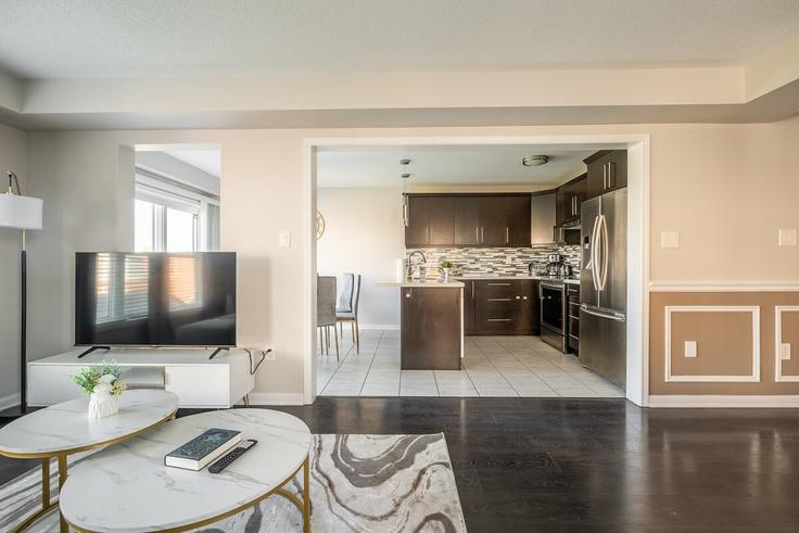 Sala de estar elegantemente projetada com móveis modernos em um apartamento no Building Emerald Coast Trail - globalstayinc - 1345785 em Brampton, Brampton