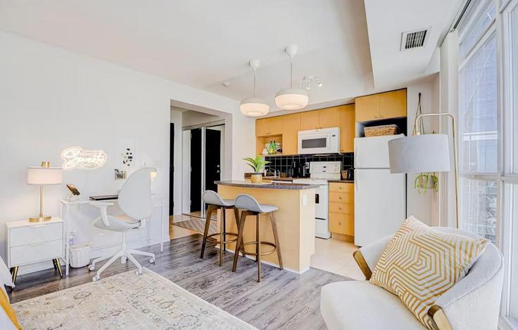 Elegant gestaltetes Wohnzimmer mit moderner Einrichtung in einer Wohnung im Building Bay Street - globalstayinc - 1497885 in Old Toronto, Toronto