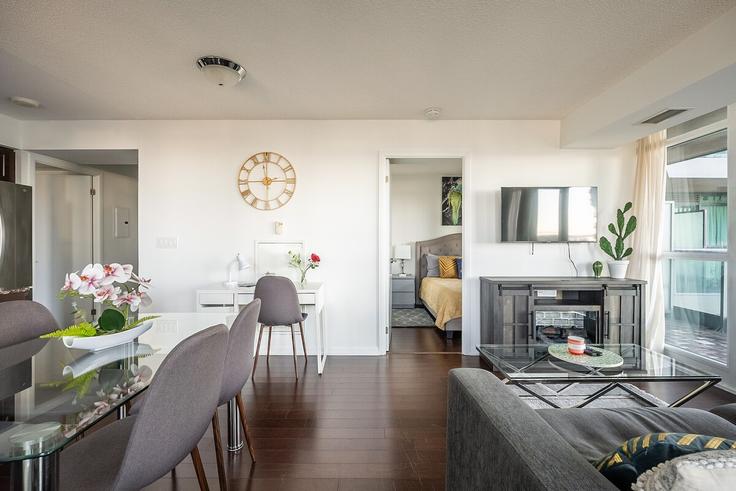 Elegante sala de estar con mobiliario moderno en un apartamento en Building Fort York Boulevard - globalstayinc - 1397940 en Old Toronto, Toronto Elegante sala de estar con mobiliario moderno en un apartamento en Building Fort York Boulevard - globalstayinc - 1397940 en Old Toronto, Toronto