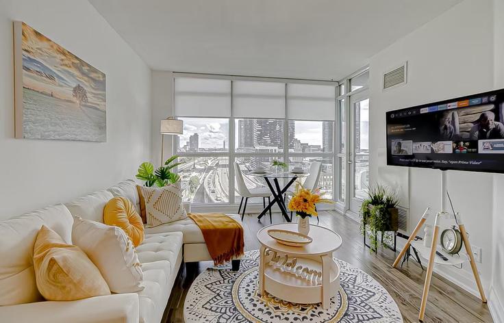 Old Toronto, Toronto에 위치한 Building Yonge Street - globalstayinc - 1497199 유닛의 세련된 인테리어가 돋보이는 거실