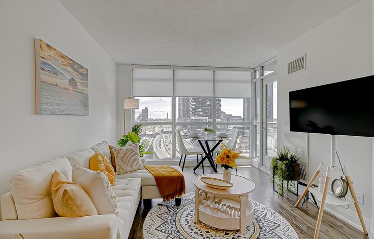 Salle de séjour élégante avec mobilier moderne dans un appartement à Building Lake Shore Boulevard West - globalstayinc - 1345792 à Old Toronto, Toronto