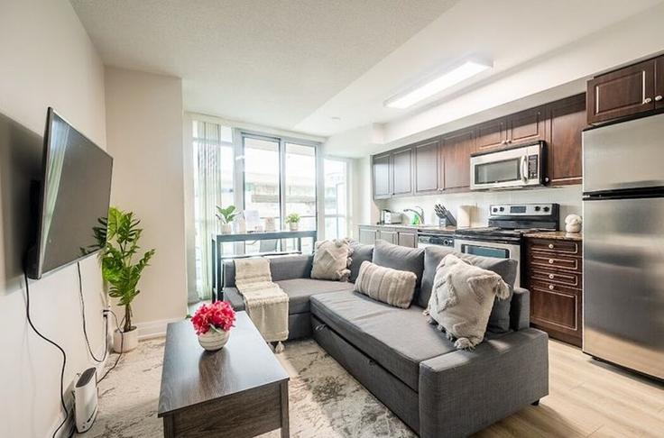 Sala de estar elegantemente projetada com móveis modernos em um apartamento no Building Fort York Boulevard - globalstayinc - 1345822 em Old Toronto, Toronto