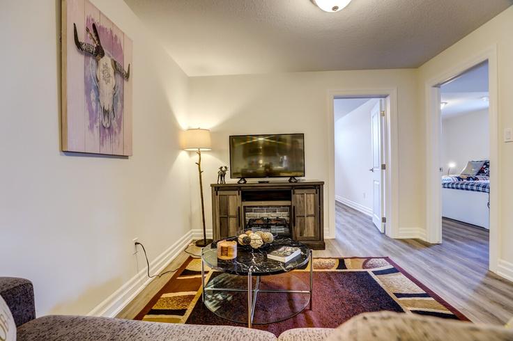 Building Mary Rose Avenue - globalstayinc - 1346046 adresindeki bir dairede modern mobilyalarla zarif bir şekilde tasarlanmış oturma odası Port Elgin, Port Elgin