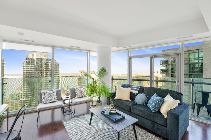 Elegante sala de estar con mobiliario moderno en un apartamento en Building York Street - globalstayinc - 1388810 en Old Toronto, Toronto Elegante sala de estar con mobiliario moderno en un apartamento en Building York Street - globalstayinc - 1388810 en Old Toronto, Toronto