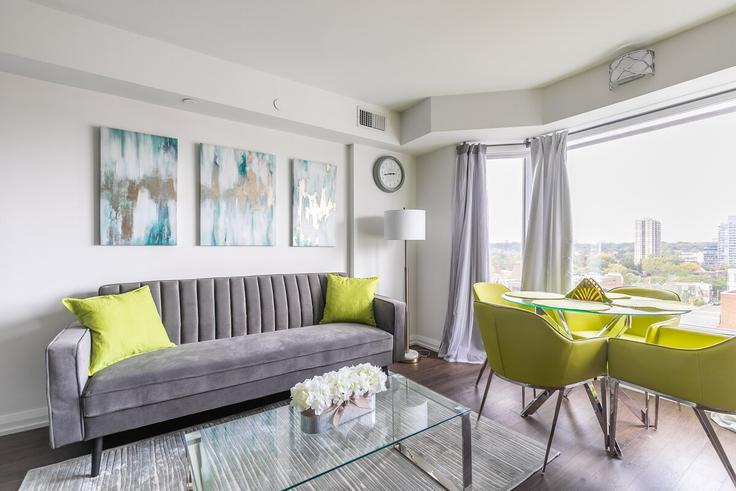 Toronto Old TorontoのBuilding Bloor Street West - globalstayinc - 1345780のアパートメントにある、モダンな家具を備えたエレガントなデザインのリビングルーム