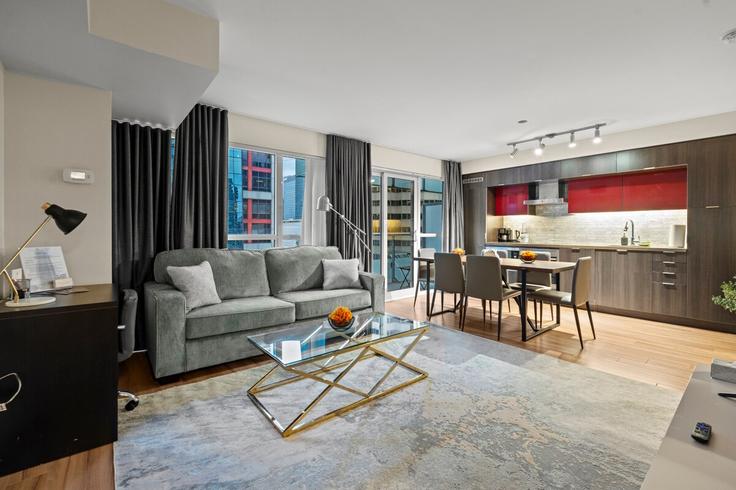 Elegante sala de estar con mobiliario moderno en un apartamento en Building Front Street West - globalstayinc - 1345804 en Old Toronto, Toronto