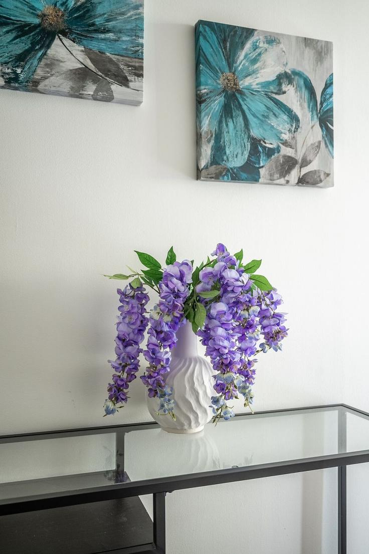 Sala de estar elegantemente projetada com móveis modernos em um apartamento no Building Fort York Boulevard - globalstayinc - 1470540 em Old Toronto, Toronto