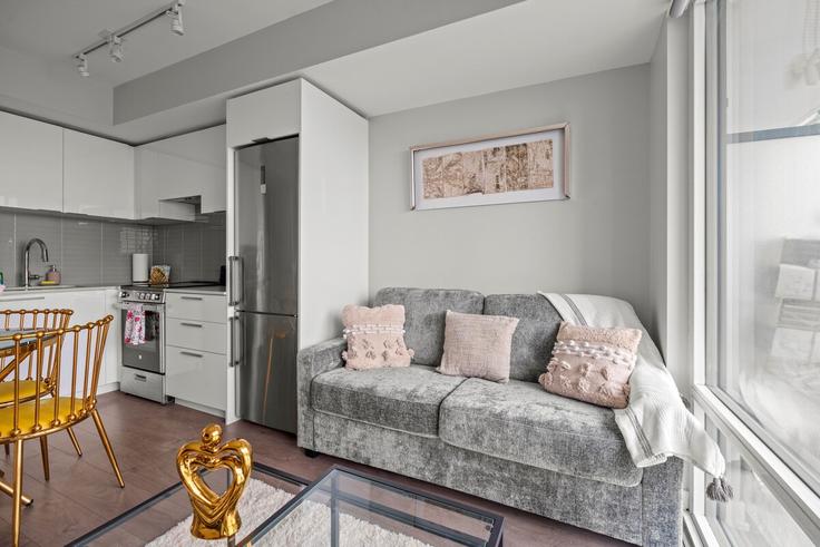 Elegante sala de estar con mobiliario moderno en un apartamento en Building Yonge Street - globalstayinc - 1463261 en Old Toronto, Toronto