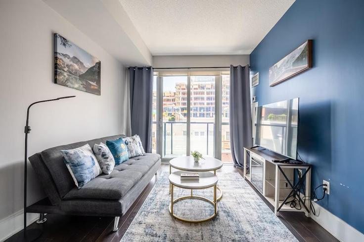 Elegante sala de estar con mobiliario moderno en un apartamento en Building Front Street West - globalstayinc - 1494948 en Old Toronto, Toronto Elegante sala de estar con mobiliario moderno en un apartamento en Building Front Street West - globalstayinc - 1494948 en Old Toronto, Toronto