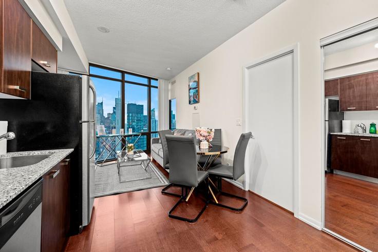 Toronto Old TorontoのBuilding Bay Street - globalstayinc - 1353189のアパートメントにある、モダンな家具を備えたエレガントなデザインのリビングルーム