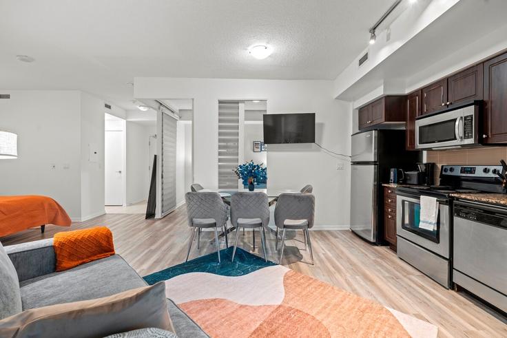 Sala de estar elegantemente projetada com móveis modernos em um apartamento no Building Angelique Street - globalstayinc - 1345756 em Old Toronto, Toronto