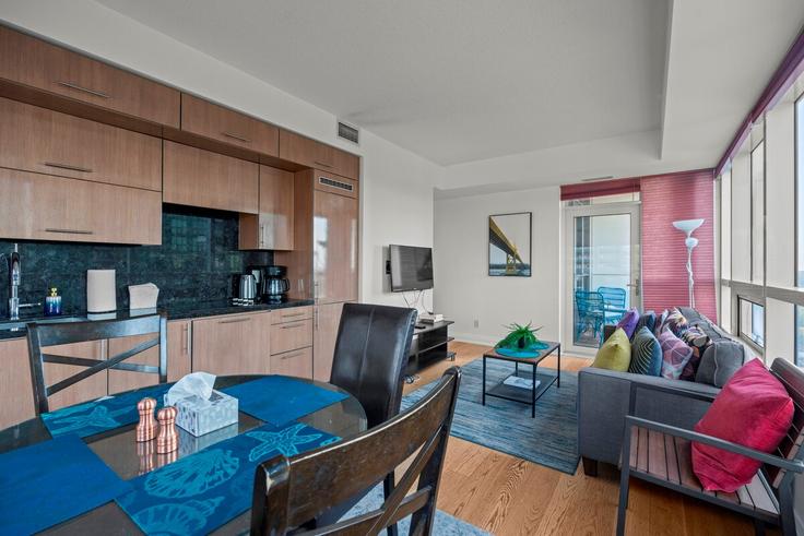 Sala de estar elegantemente projetada com móveis modernos em um apartamento no Building Glendora Avenue - globalstayinc - 1346049 em North York, Toronto