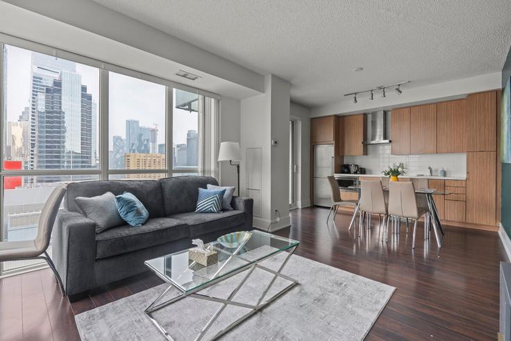 Sala de estar elegantemente projetada com móveis modernos em um apartamento no Building Front Street West - globalstayinc - 1345759 em Old Toronto, Toronto