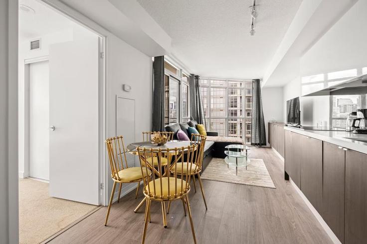 Salle de séjour élégante avec mobilier moderne dans un appartement à Building Front Street West - globalstayinc - 1345924 à Old Toronto, Toronto