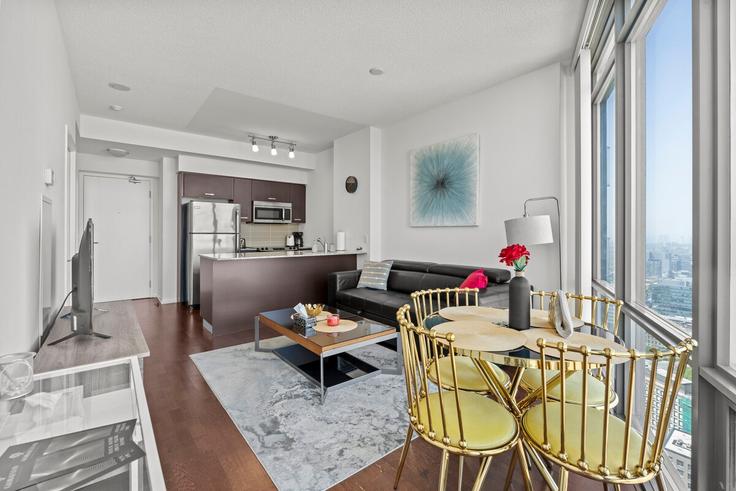 Toronto Old TorontoのBuilding Bay Street - globalstayinc - 1345763のアパートメントにある、モダンな家具を備えたエレガントなデザインのリビングルーム