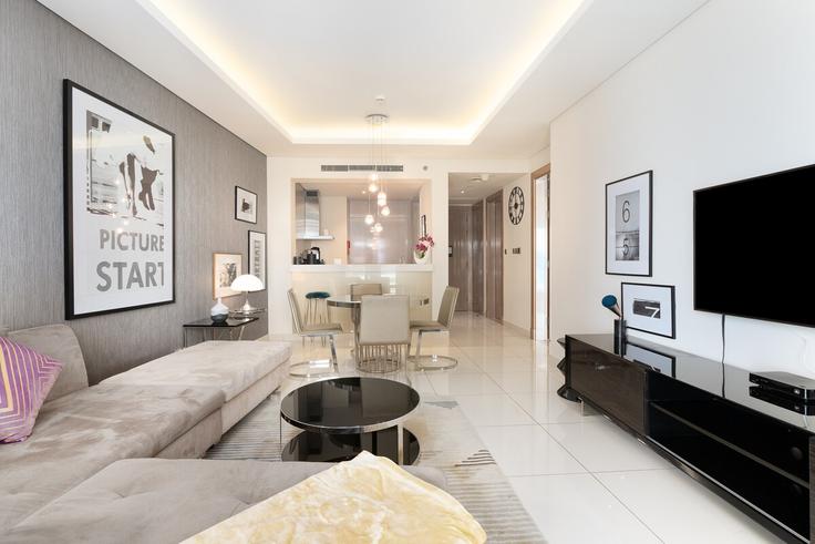 Sala de estar elegantemente projetada com móveis modernos em um apartamento no Building Street 6 - globalstayinc - 1345867 em Al Thanyah Fourth, Dubai