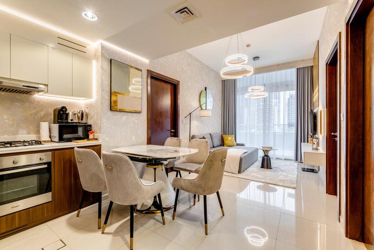 Business Bay, Dubai 소재 Building Marasi Drive - globalstayinc - 1346032 유닛에 마련된, 현대적인 가구로 꾸며진 우아한 디자인의 거실